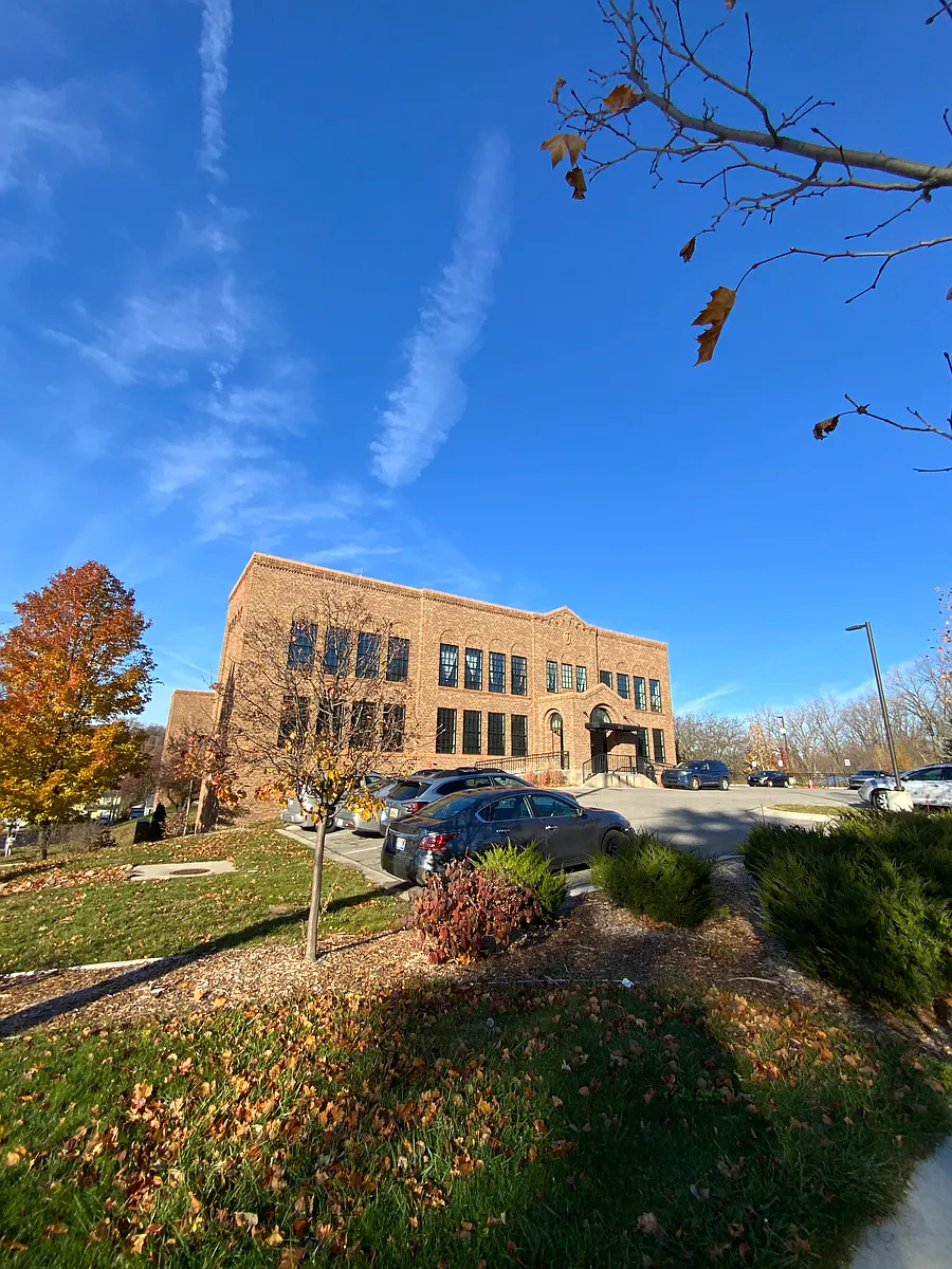 Building Photo - 811 Emerald Ave NE #409