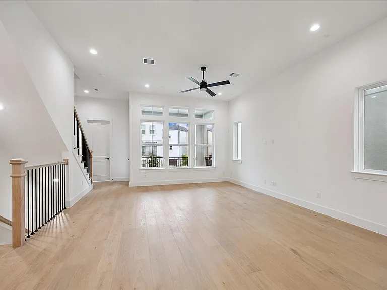 947 Blackshire Ln — Photo 14