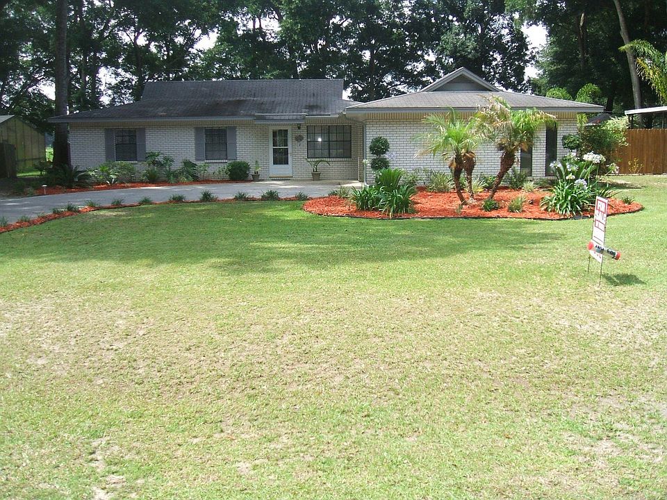 Beautiful Landscaped Front Yard