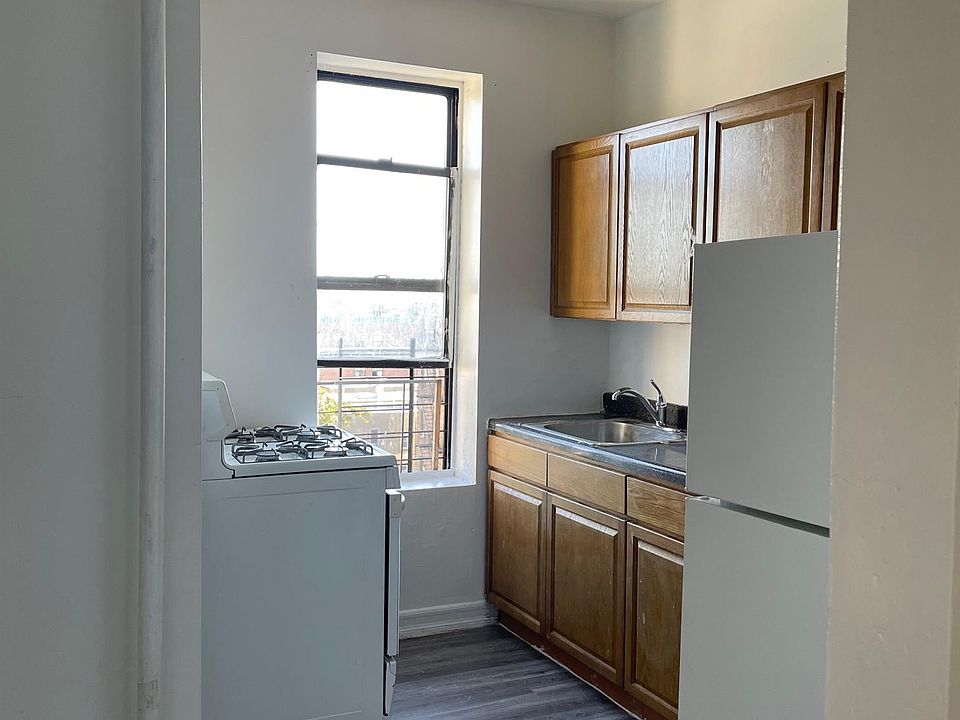2nd image of 3215 Bainbridge Ave APT 5B