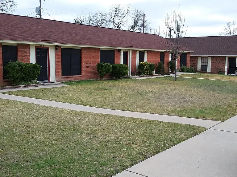 1311 Central Texas Expy — Photo 3