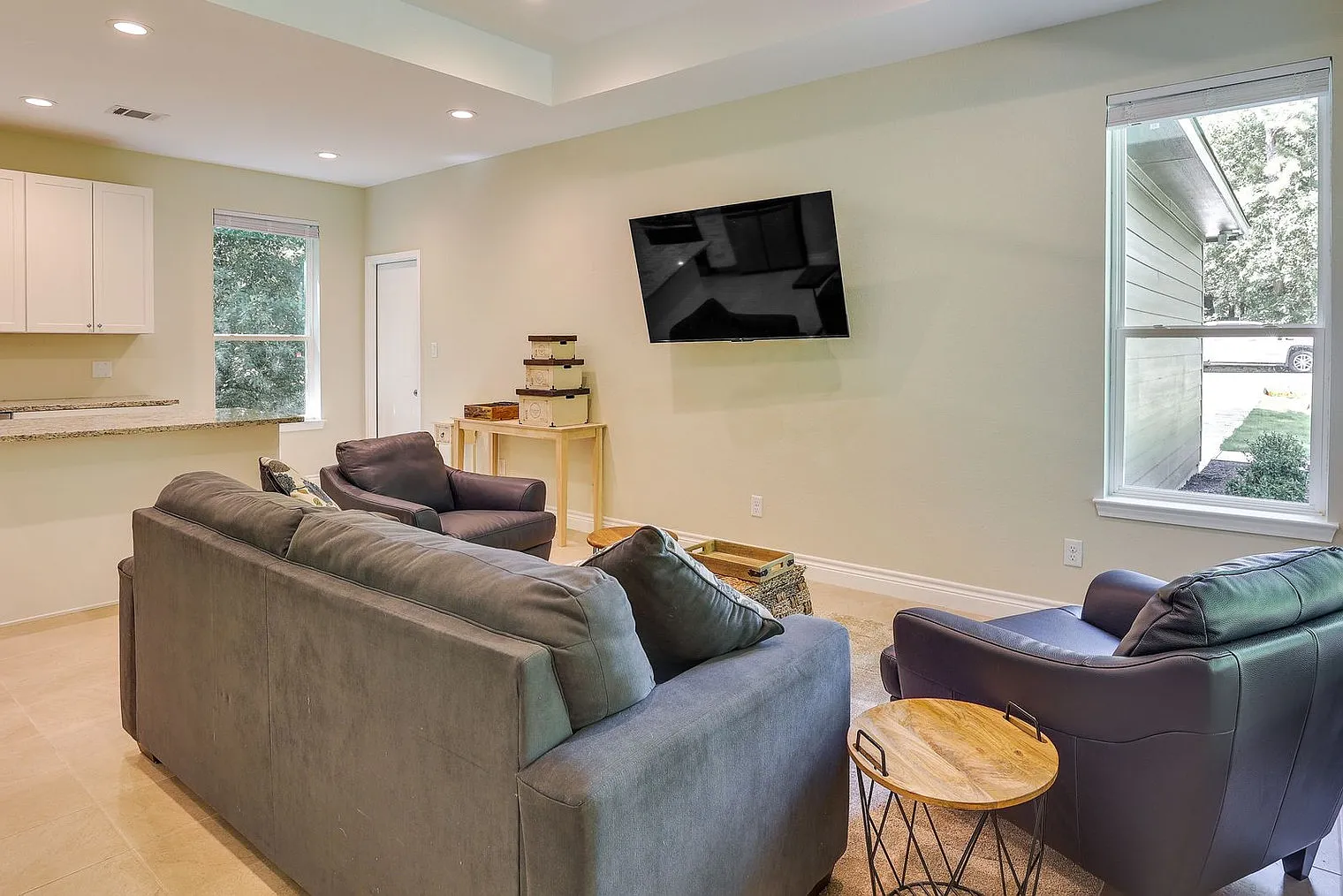 3 bed, 2.0 bath, 1194 sqft, $5,225 — Photo 2