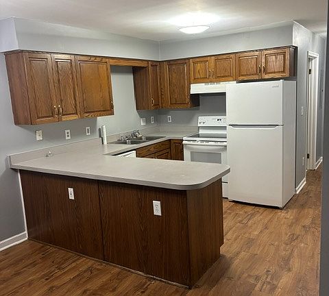 3rd image of 120 Parkway Blvd APT 14