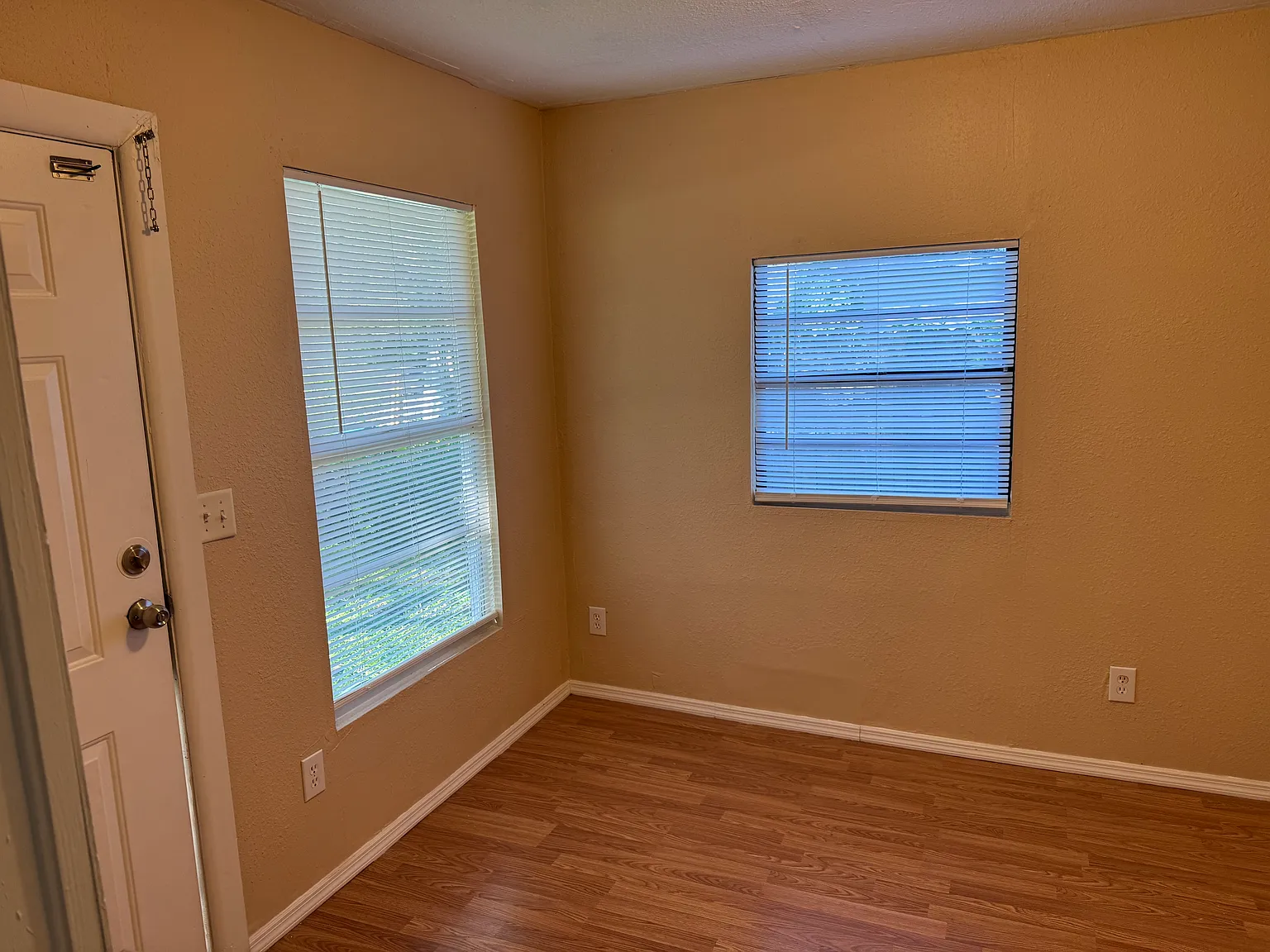3 bed, 936 sqft, $1,500 — Photo 3