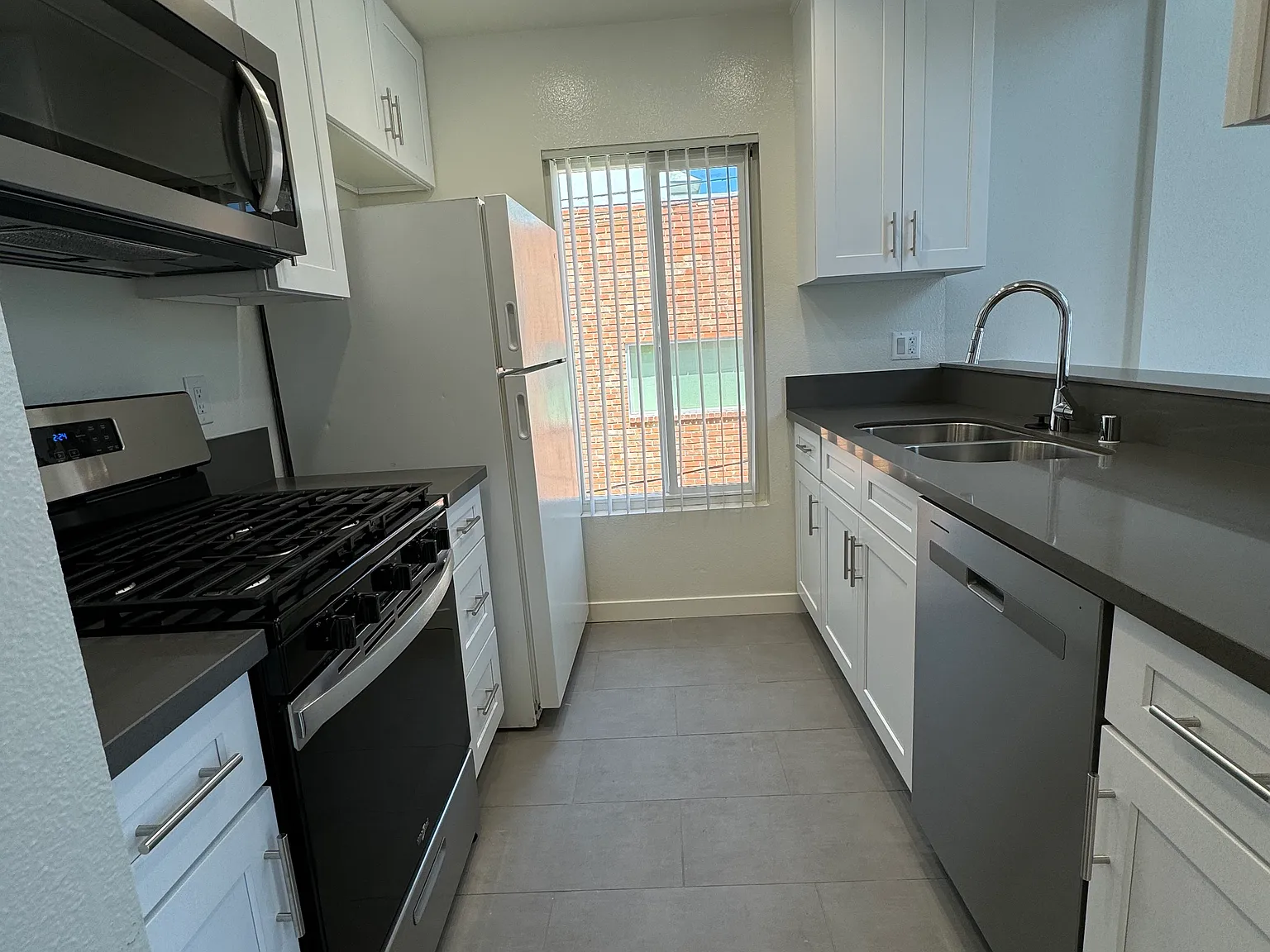 2 bed, 1050 sqft, $2,995 — Photo 3