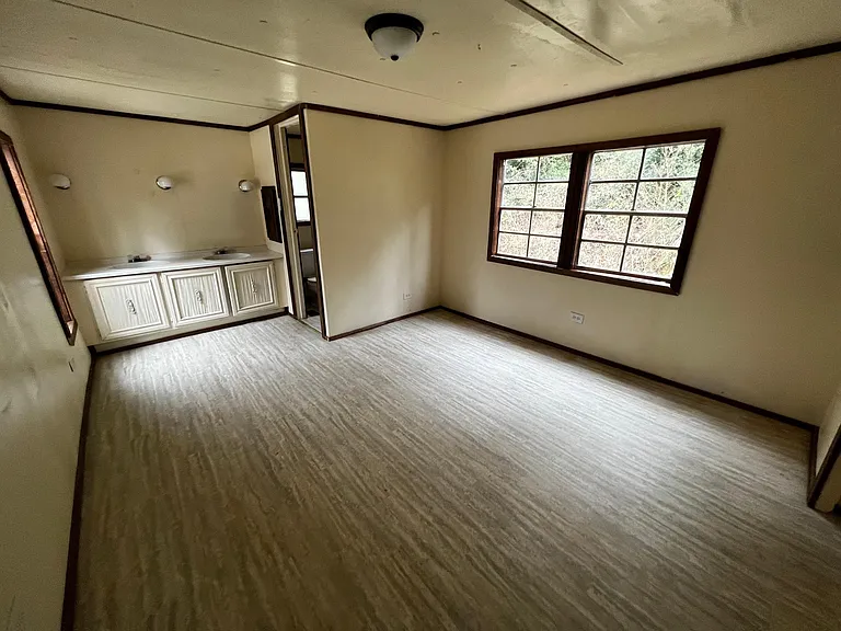 100 Gloria Ln — Photo 5