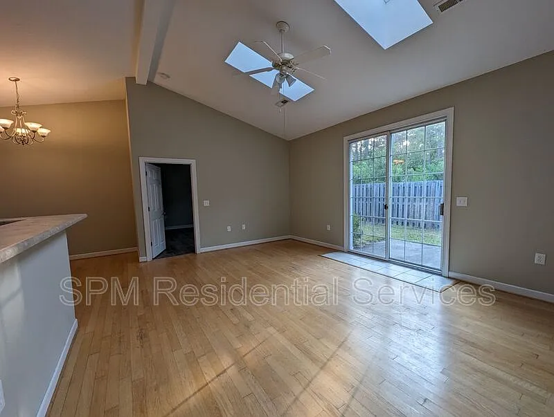 3 bed, 2.0 bath, 1700 sqft, $2,150 — Photo 2