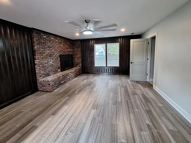 386 Holmes Cir — Photo 18