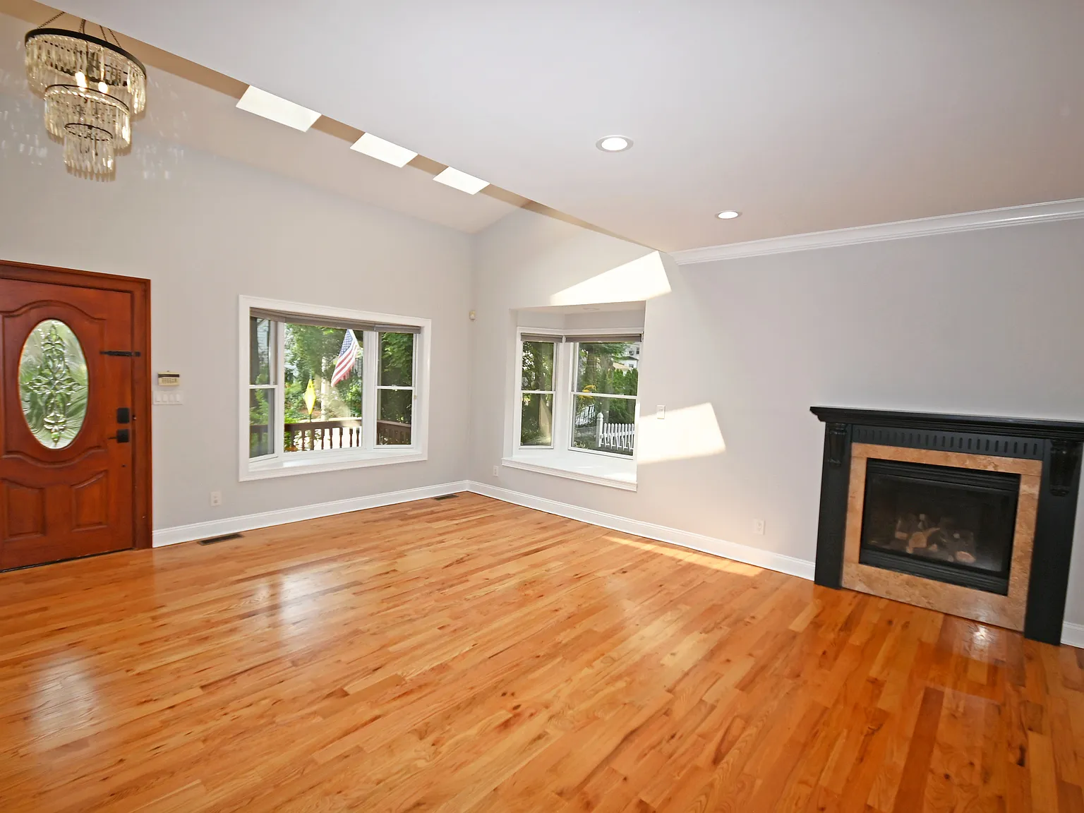 4 bed, 2678 sqft, $9,500 — Photo 3