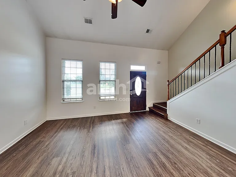 484 Albion Cir — Photo 7