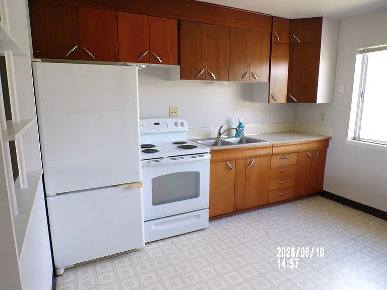 325 SE Bridgeway Ave — Photo 4