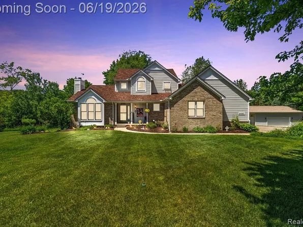 2867 Iris Ln, Hartland, MI 48353
