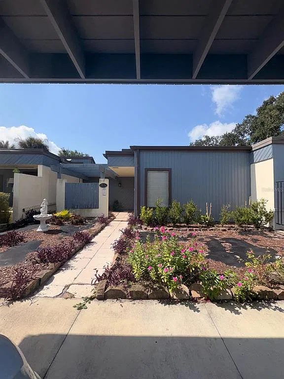3 bed, 2.0 bath, 1072 sqft, $2,000 — Photo 1