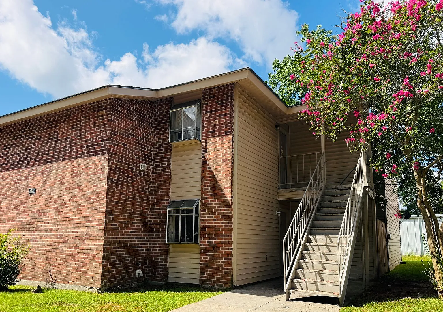 2BD, 2BA apartment located near the intersection of Perkins and Essen — Photo 1