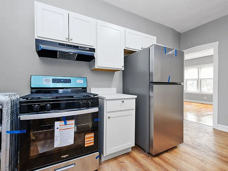 7556-58 S. Calumet Ave. / 320-28 E 76th St. — Photo 10