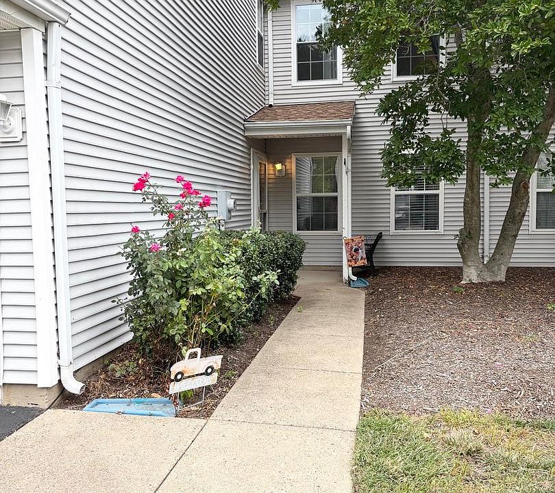 1st image of 28 Magnolia Ct