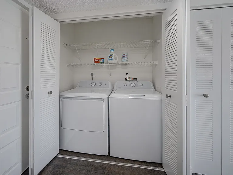 7 West — Photo 11