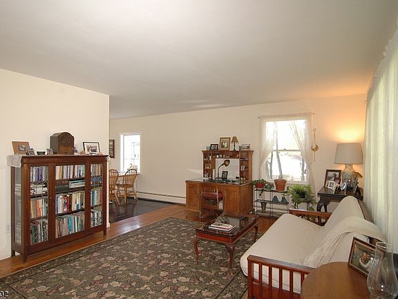 4th image of 16 Hillside Dr