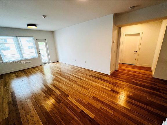 5th image of 960 Bay Dr #911