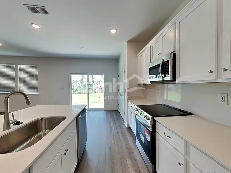 1112 Livengood Way — Photo 4