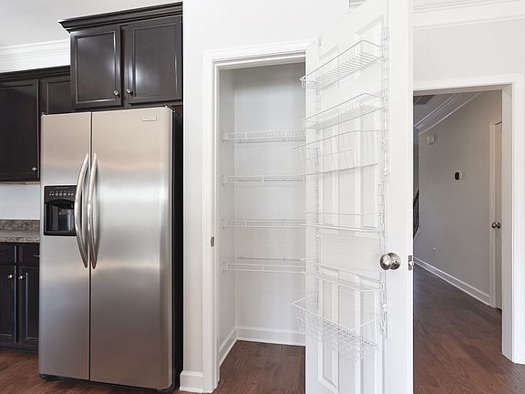 5th image of 1023 Chatsworth Dr