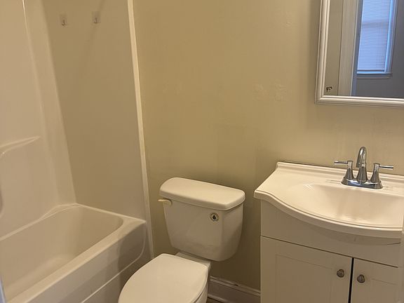4th image of 912 Oak St APT 1