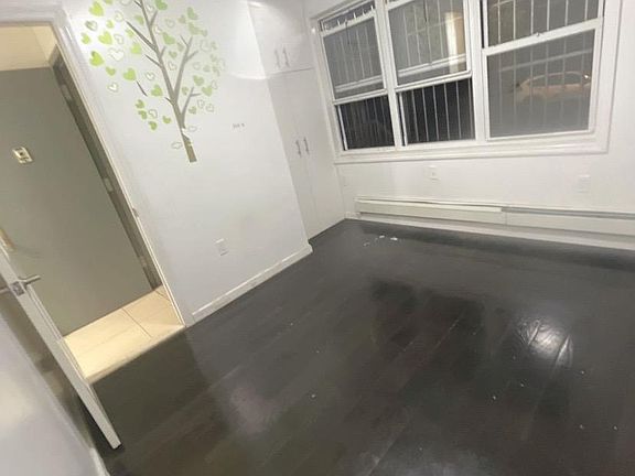 3rd image of 923 Tompkins Ave Floor 1