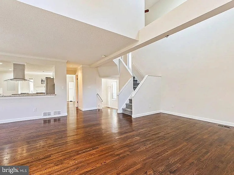 540 Sayre Dr — Photo 3