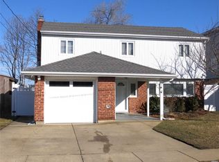 19 Wilshire Ct, Freeport, NY 11520