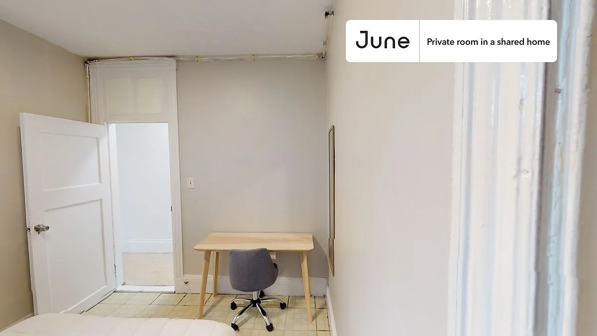 Full bedroom in 4 bed/1 bath home in Allston #1421 C — Photo 2