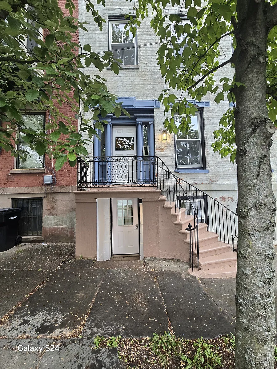 Building Photo - 132 1st St #2