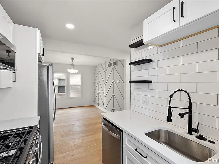 308-310 E Harry Ave — Photo 12