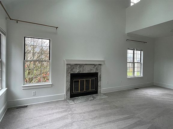 5th image of 2 Denver Ct W