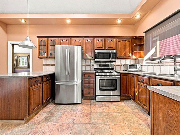 4th image of 223 Manitoba St