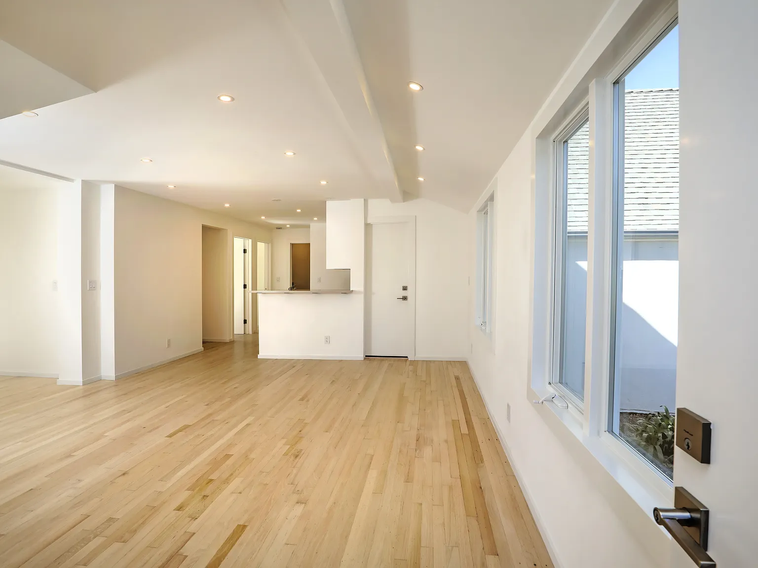 2 bed, 948 sqft, $5,950 — Photo 4