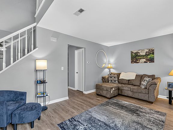 4th image of 2S761 Grove Ln