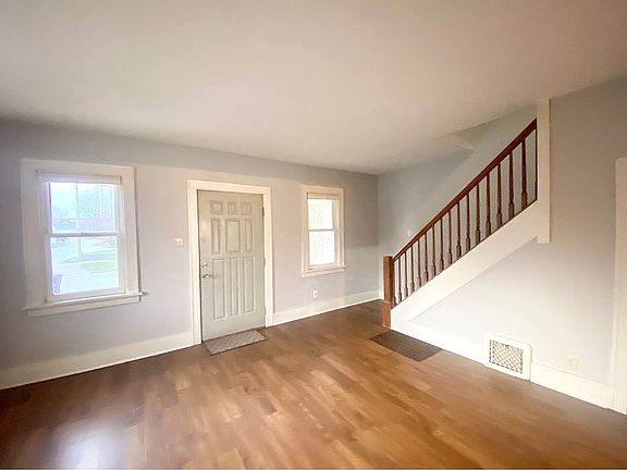 4th image of 420/424 Mamie Eisenhower Ave