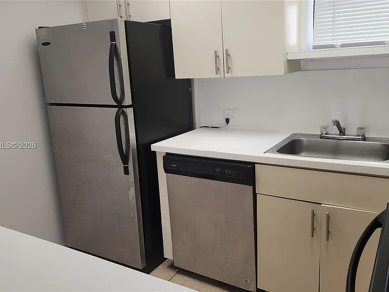 8290 Lake Dr #405 — Photo 3
