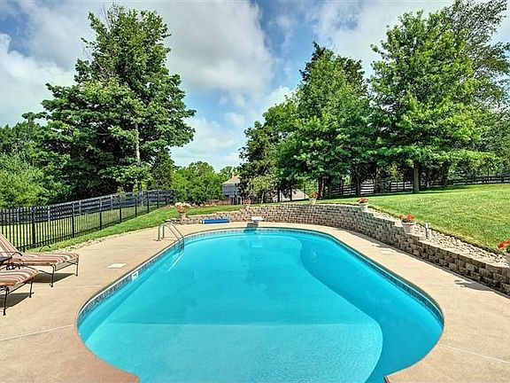5th image of 8239 Pine Knoll Ct