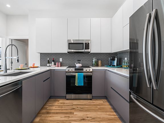 Chef s kitchen with custom cabinets. Model Unit