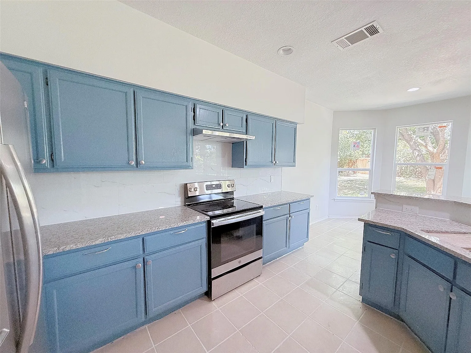 4 bed, 2.5 bath, 2748 sqft, $2,850 — Photo 3