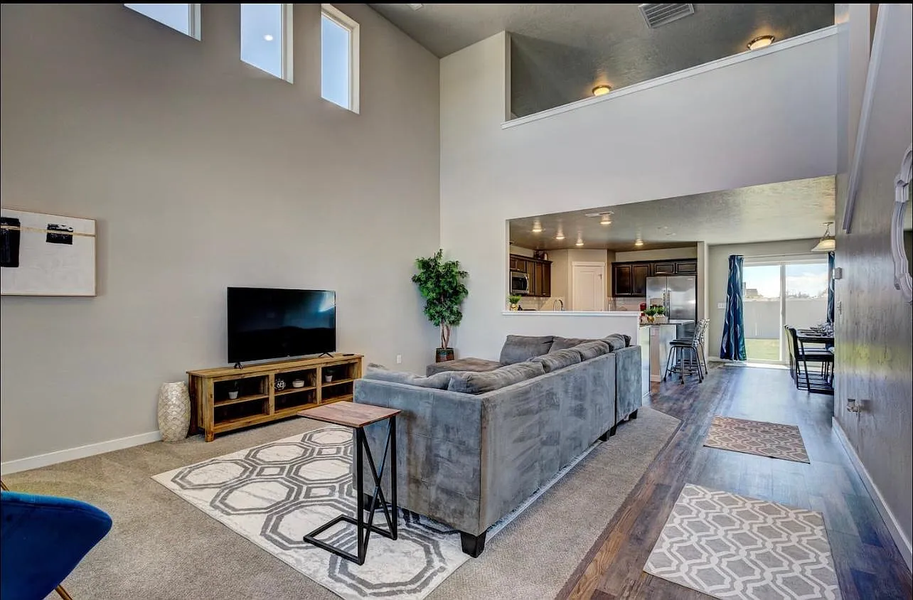4 bed, 2.5 bath, 2680 sqft, $2,695 — Photo 1