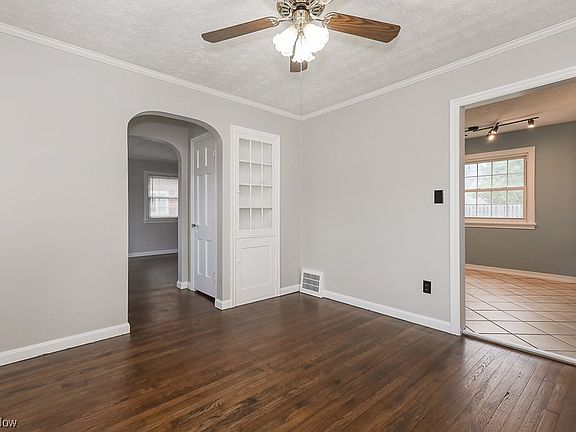 5th image of 10704 Vernon Ave