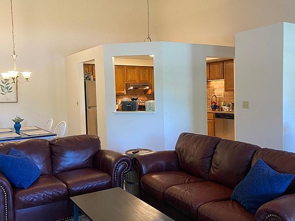 5th image of 19205 Surrey Ln