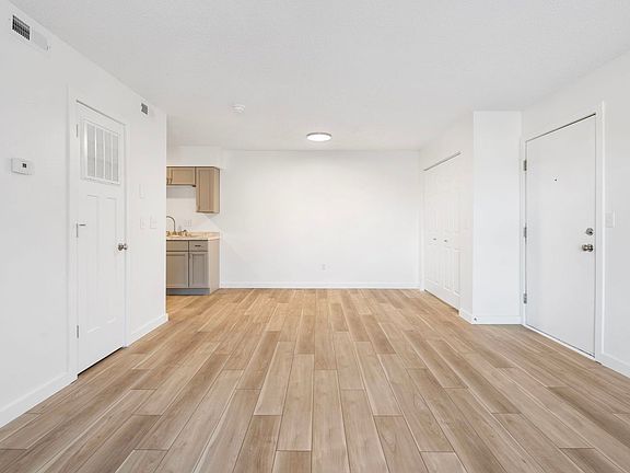4th image of 3110-3180 W Greenwood St #10