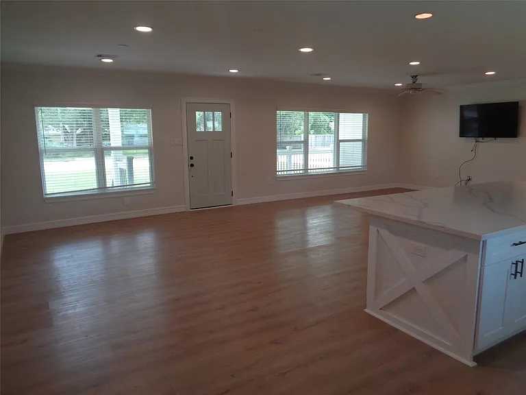 2035 Sherwood Forest St — Photo 3