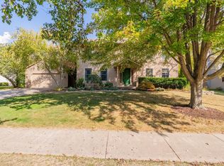 10 Inverness Dr, Bloomington, IL 61701