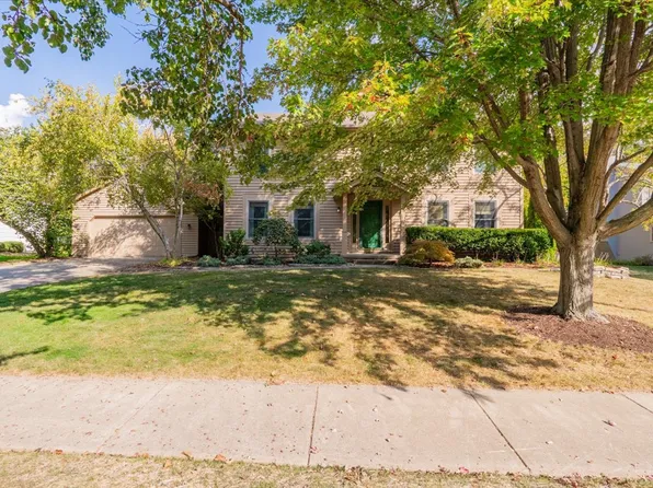 10 Inverness Dr, Bloomington, IL 61701