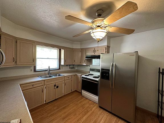 3rd image of 81 Creekview Dr