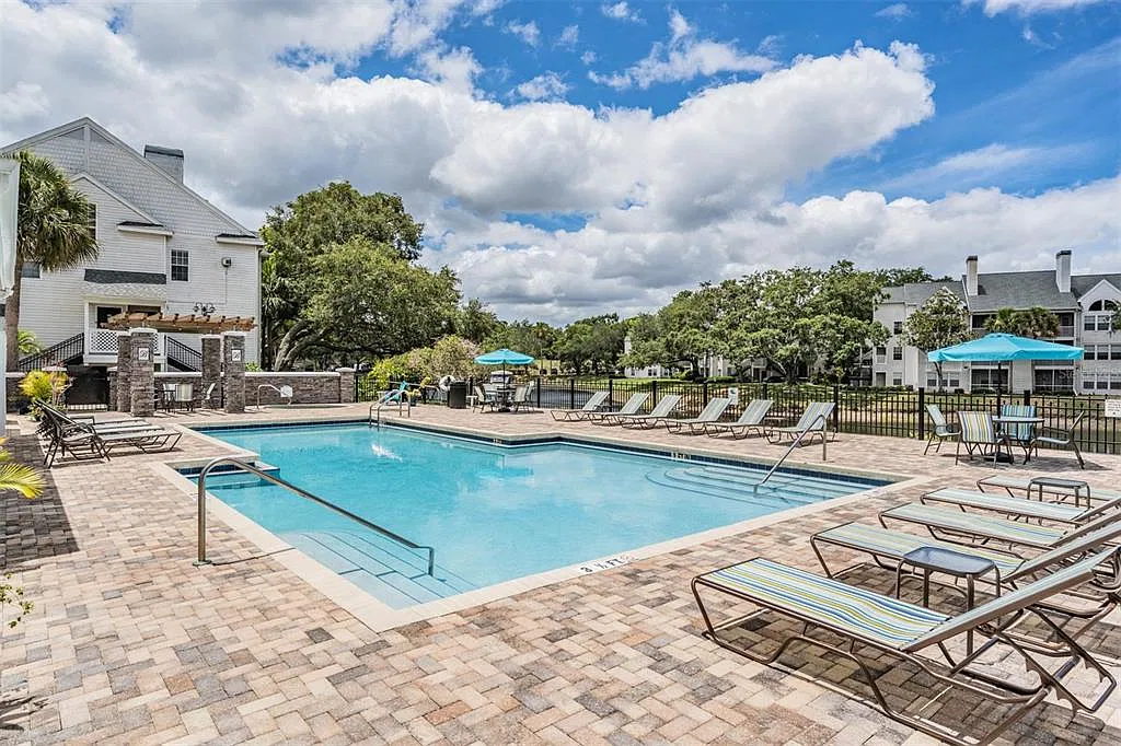 1 bed, 1.0 bath, 827 sqft, $1,550 — Photo 2